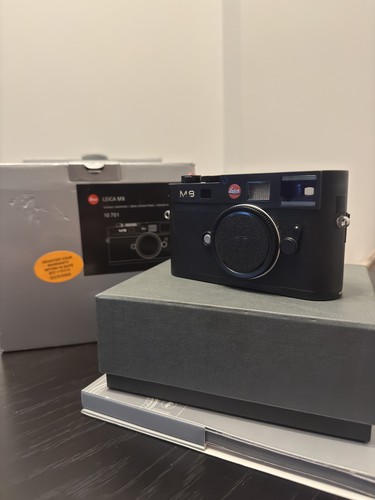 Leica black digital - black,